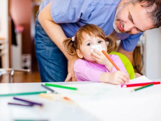 Мужчина и ребенок за столом с салфеткой