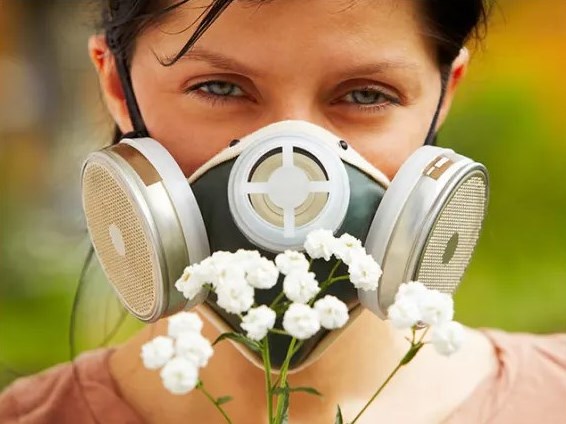 Девушка с маской